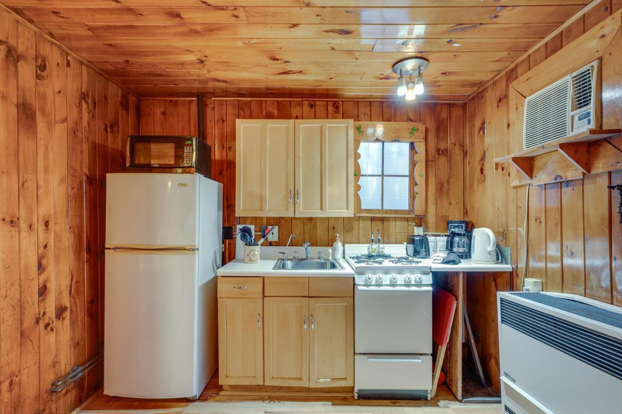 Ferienwohnung Cozy Laconia Studio With Pool Access - 2 Mi To Lake! Exterior foto